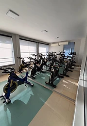 Sala de spinning com bikes profissionais