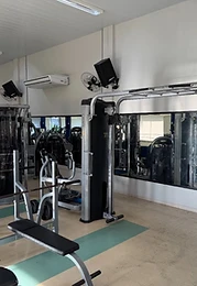 Equipamentos de musculação modernos