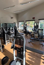 Área de cardio com esteiras e elípticos