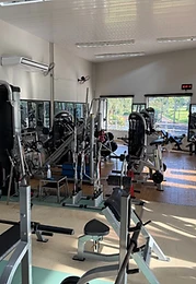 Sala de equipamentos com iluminação natural