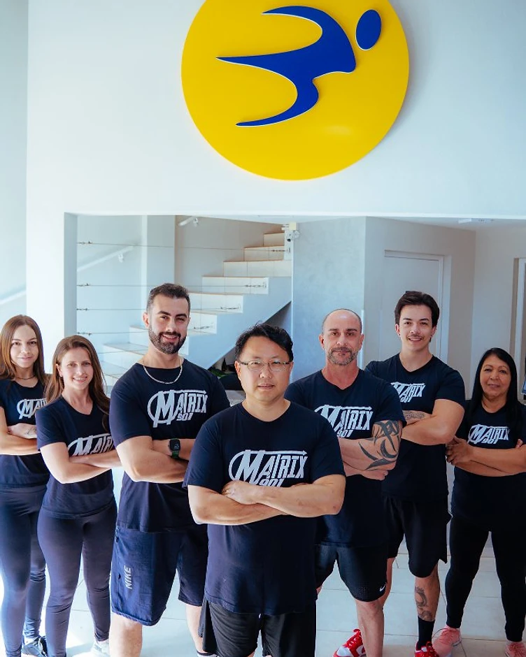 Equipe Matrix 901 reunida na recepção da academia