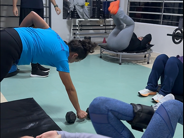 Aula de abdominal em andamento na Academia Matrix 901