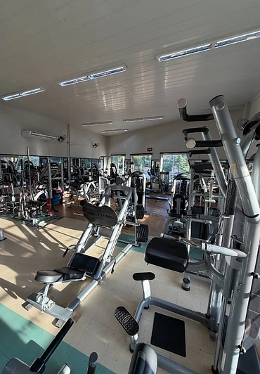 Sala de musculação com equipamentos modernos — Academia Matrix 901