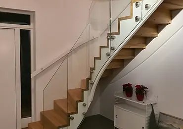 Spartrappa med eksteg och glasbalustrad med rostfria infästningar