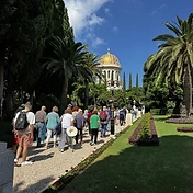 קבוצת מטיילים בשביל גני הבהאיים בחיפה מול מקדש הבאב