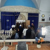קבוצה בבית הכנסת הטוניסאי בחיפה
