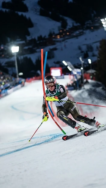 Illustration fidèle de Coupe du Monde FIS de ski alpin – Slalom dames nocturne