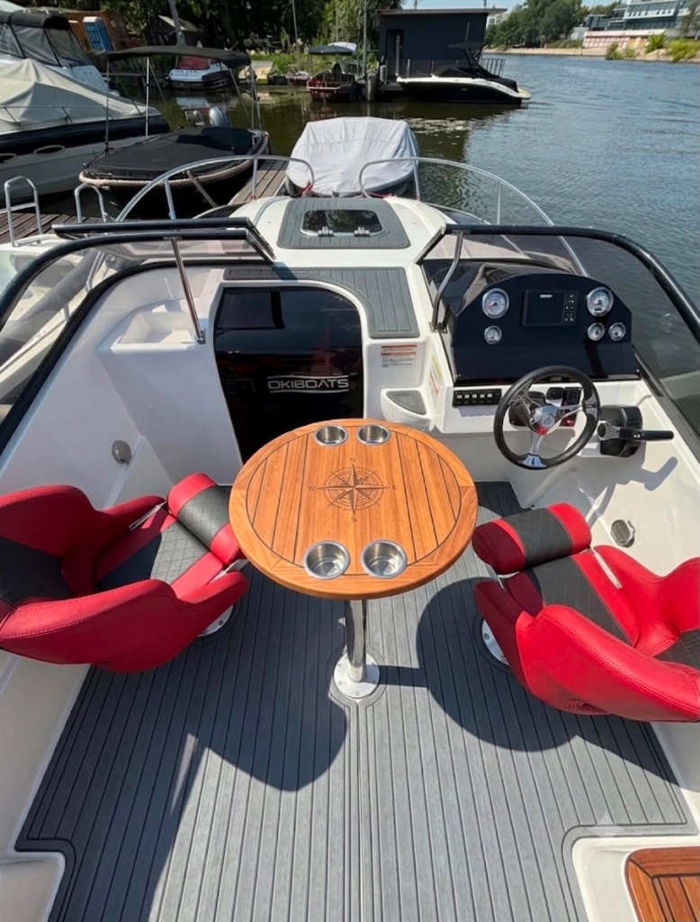 Kokpit z fotelami i stolikiem Barracuda 585