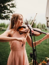 Julia mit Violine und Mikrofon bei einer Garten-Hochzeit