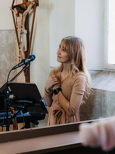 Julia am Notenständer in der Kirche