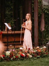 Julia spielt Geige in einem rosa Kleid bei einer Hochzeit