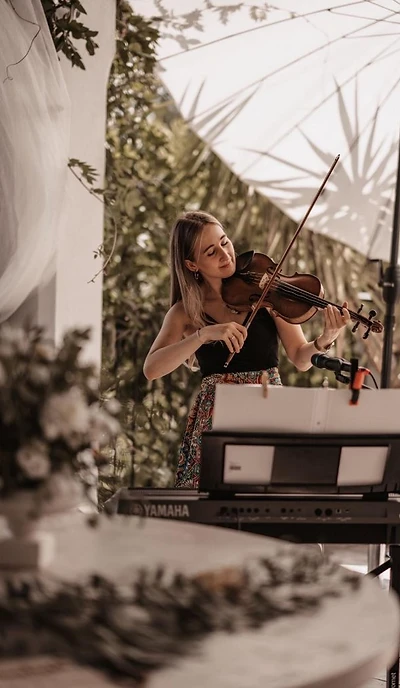 Julia spielt Geige im Garten
