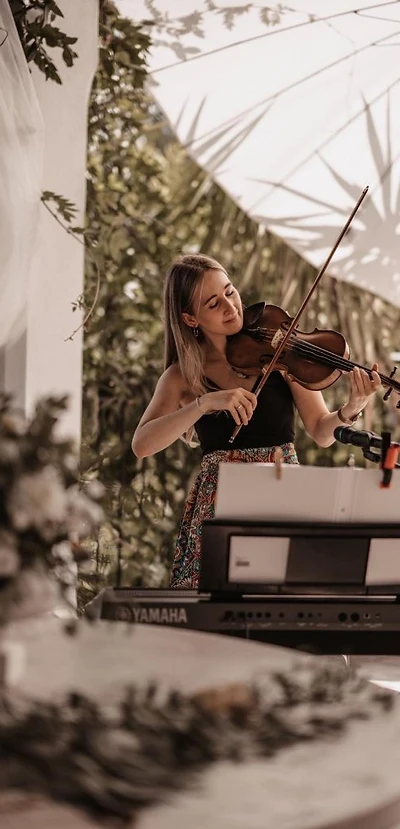 Julia spielt Geige im Garten