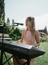 Julia singt und spielt Keyboard bei einer Gartenfeier