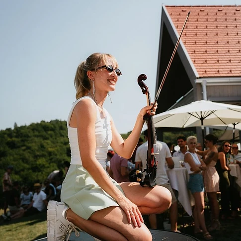 Julia spielt elektrische Geige auf Event-Plattform