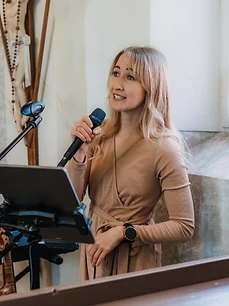 Julia singt am Mikrofon in der Kirche