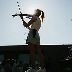 Silhouette der Geigerin gegen die Sonne