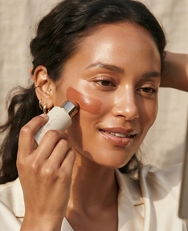A single swipe that flexes to your undertone.