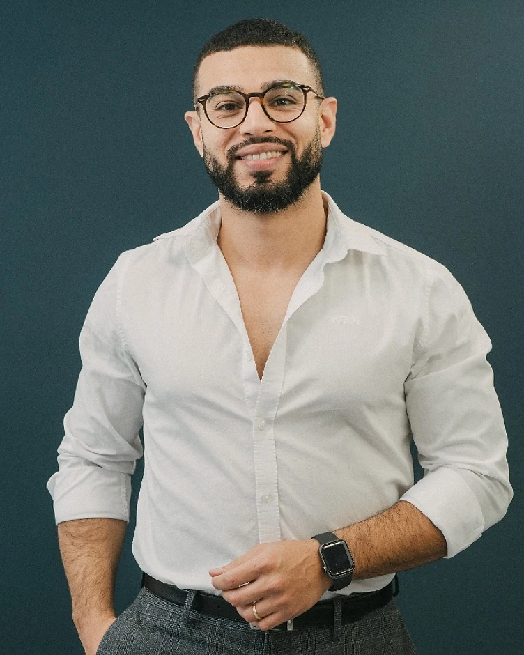 Mestre barbeiro em colete clássico na barbearia em Lisboa