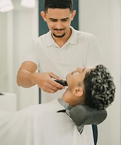 Equipa da Barbearia dos Príncipes a trabalhar em simultâneo
