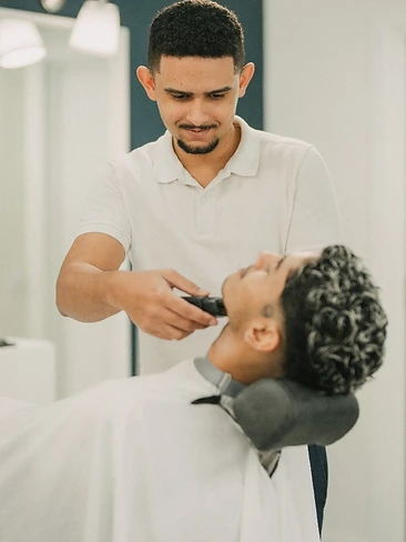 Equipa da Barbearia dos Príncipes a trabalhar em simultâneo