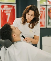 Receção da Barbearia dos Príncipes com logo dourado