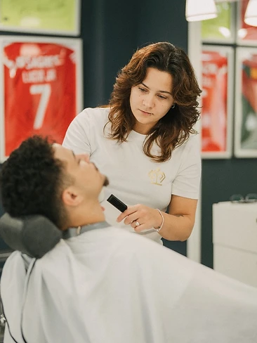 Receção da Barbearia dos Príncipes com logo dourado