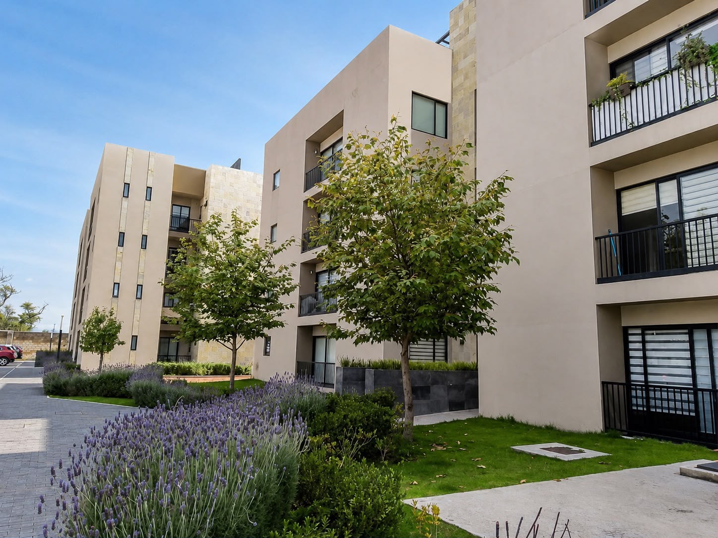 Conjunto residencial de apartamentos con balcones y jardinera de lavanda en proyecto entregado TEMBO
