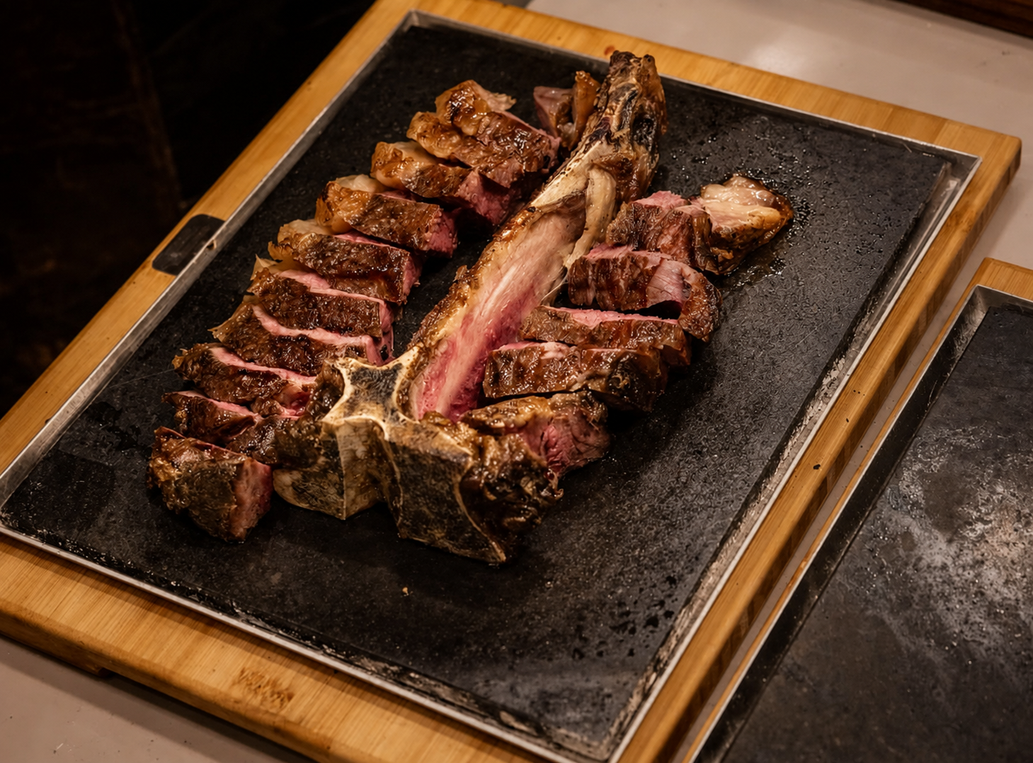 Bistecca alla brace Callà servita su pietra lavica