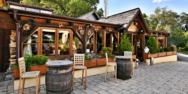 Exteriér restaurace s dřevěným obložením