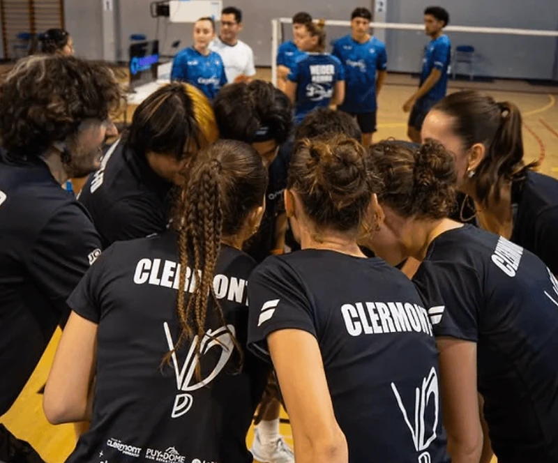 Joueuses et joueurs du Volant des Dômes rassemblés avant un match de badminton à Clermont Ferrand