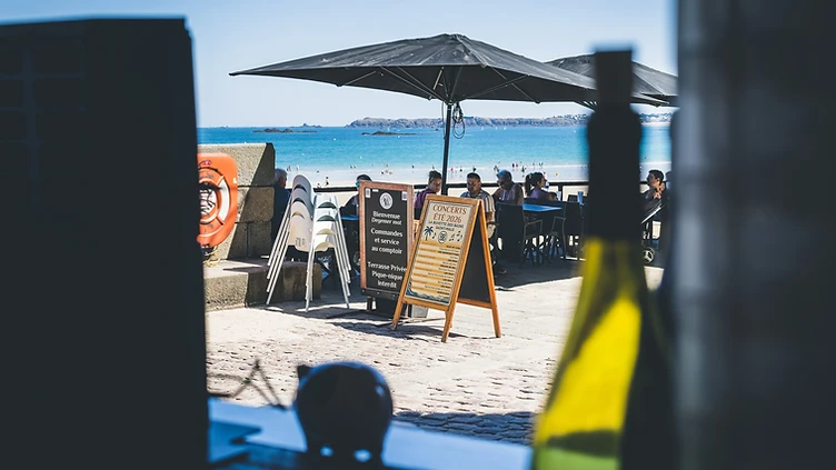 La terrasse de La Buvette des Bains ouverte sur la mer