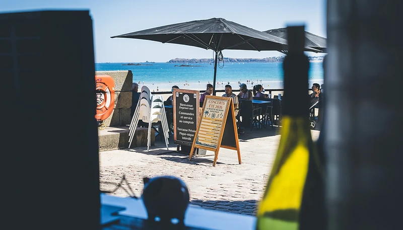 La terrasse de La Buvette des Bains face à la mer