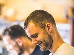 Un sourire au comptoir