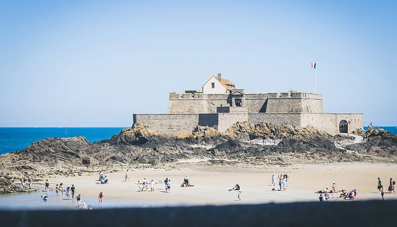La plage de l'Éventail et les remparts de Saint-Malo