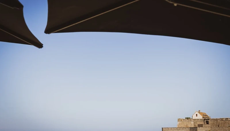 La terrasse de La Buvette des Bains face à la mer au couchant
