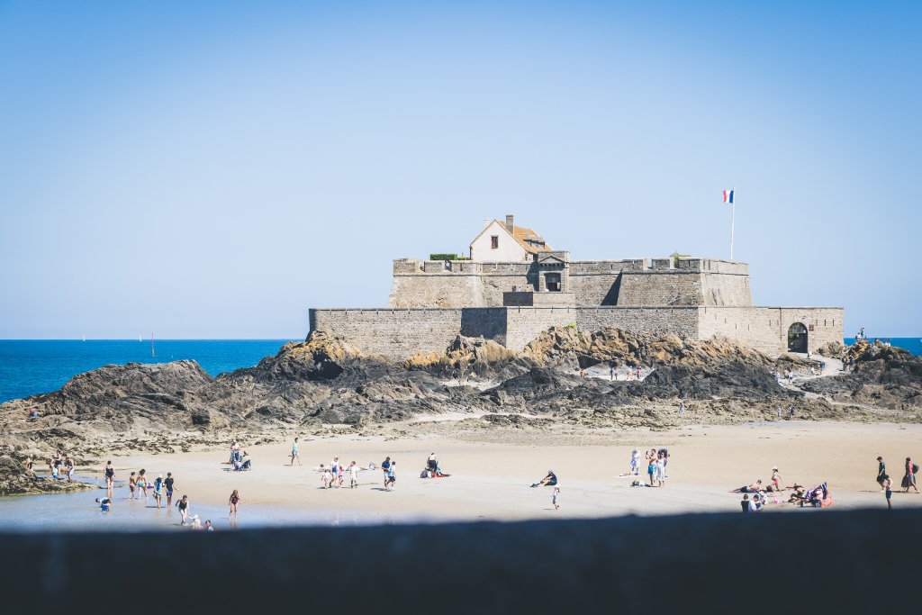La terrasse de La Buvette des Bains avec vue sur le Fort National