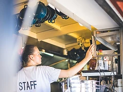 Un membre de l'équipe en cuisine