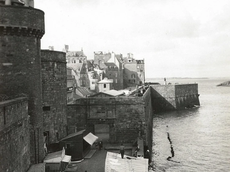 L'établissement de bains à ses débuts, au pied des remparts de Saint-Malo