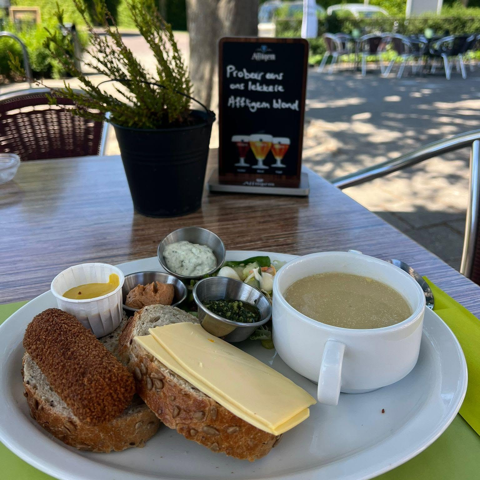 D'n Ostpit exterieur met terras in Oudelande