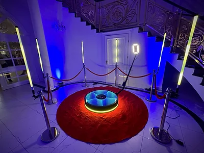 Fotobudka 360 LED na weselu — platforma, słupki i ramię kamery na sali balowej