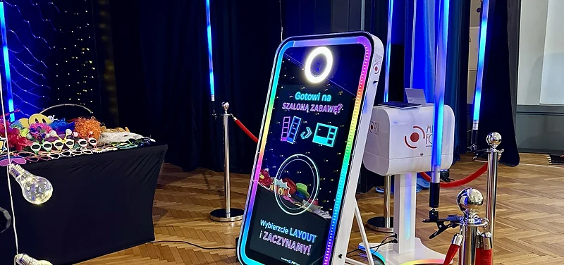 Fotolustro Slim MegaFota z tęczową ramą LED i czerwonym dywanem w sali uroczystości zakończenia roku szkoły muzycznej w Szczecinie