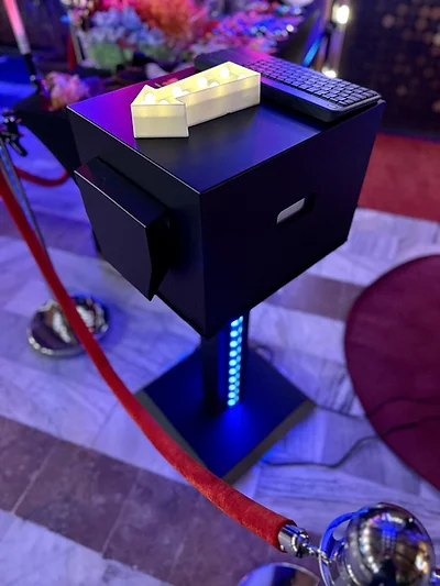 Nowoczesna Fotobudka Black w matowej czerni z paskiem LED na statywie