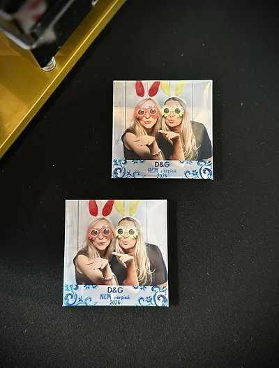 Gotowe fotomagnesy z eventu firmowego z personalizowaną oprawą graficzną