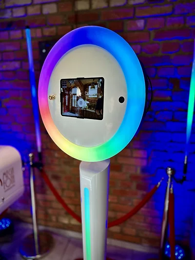 Fotobudka Mini z pierścieniem LED RGB i ekranem dotykowym na tle ceglanej ściany