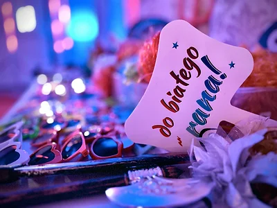 Tabliczka z życzeniami i rekwizyty na stoliku przy fotobudce 360 Overhead na świątecznej imprezie firmowej