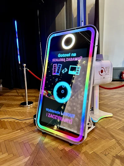 Fotolustro Slim MegaFota z kolorową ramą LED na zakończeniu roku szkoły muzycznej w Szczecinie
