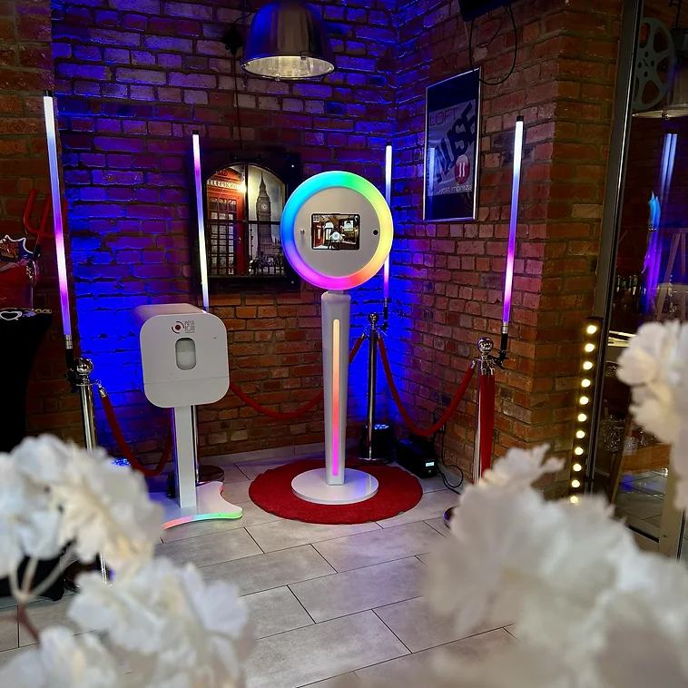 Stanowisko Fotobudki Mini MegaFota z tubami LED i czerwonym dywanem na weselu