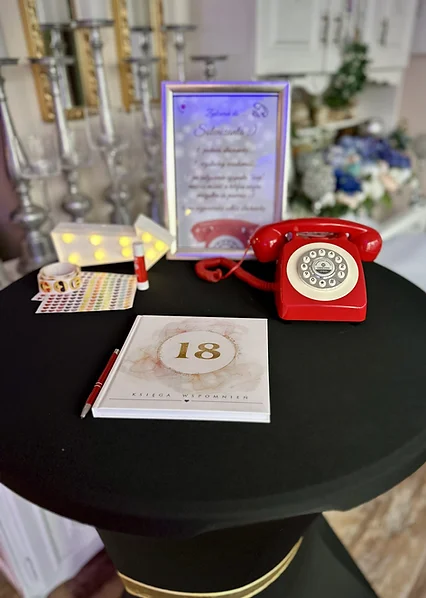 Czerwony telefon życzeń retro z tablicą instrukcji i księgą wspomnień na osiemnastce | MegaFota Szczecin