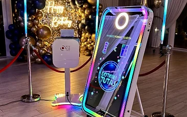 Fotolustro Slim z ekranem dotykowym i ramą RGB na sali weselnej